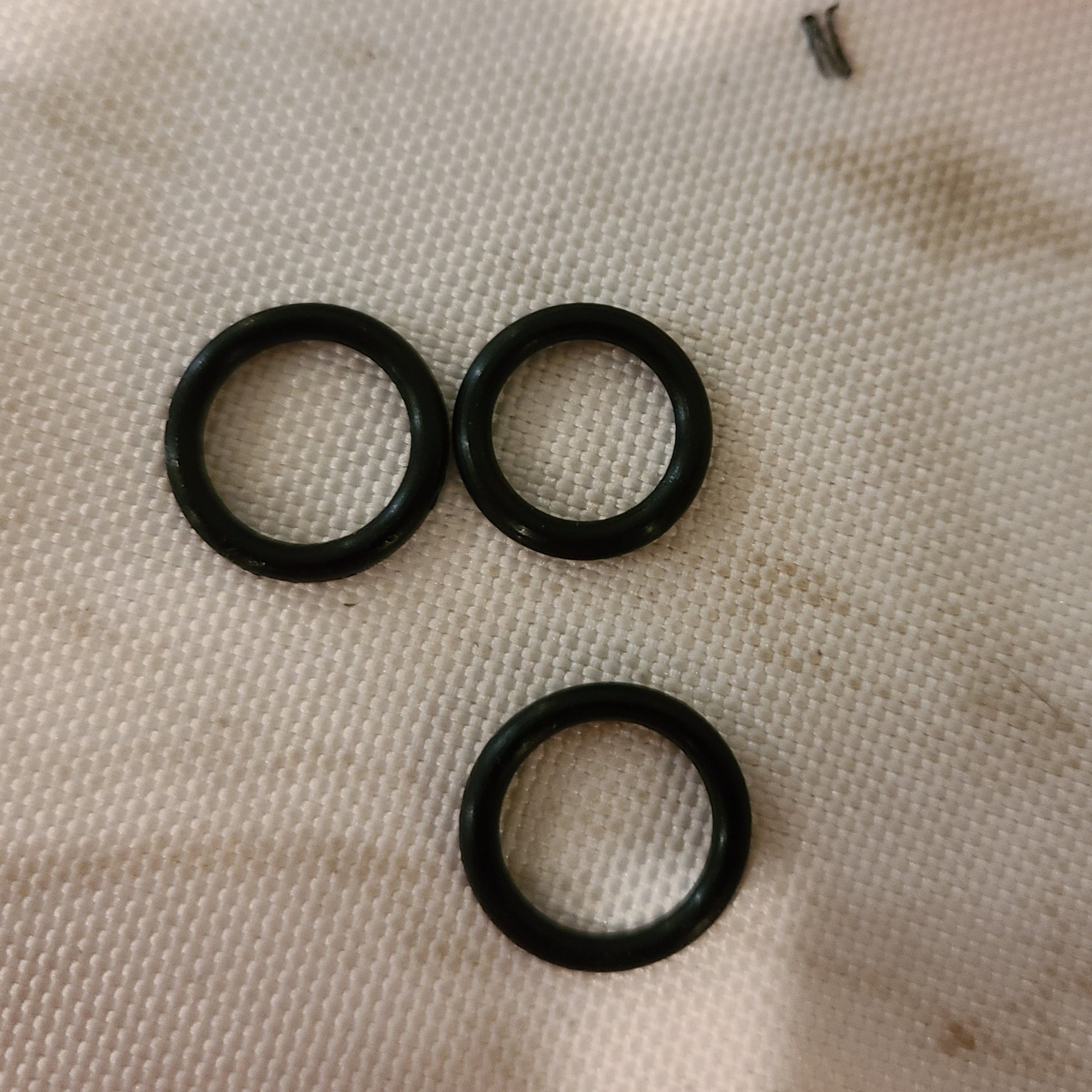 Note that the single "forward" oring is NOT the same size as the two "rear" orings. Do not get these confused.